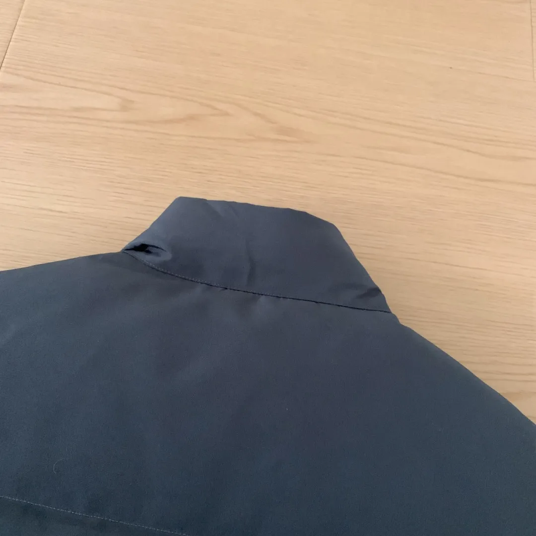 Style number: Y 138 𝑪𝒂𝒏𝒂𝒅𝒂 𝑮𝒐𝒐𝒔𝒆Canada Goose counter level! Canadagoose/Canada Goose New Arrival "2078APPSeries" down vest for men and women Material list: 1⃣ Original custom-made double plain 9500-100% nylon nylon fabric 2⃣ Original YKK zipper, non-sub-factory product 3⃣ National standard 80% white duck down from Guangzhou Inspection, (zp uses 80% white duck down/any boasts of 90% are fake) Material analysis characteristics: 1⃣ Original factory/9500-100% nylon 100% nylon Lurex yarn is actually 100% nylon, which is rarely pure now. Most of them are mixed with cotton thread or polyester. Our top original version is developed in accordance with ZP and uses the same material. 2⃣ As we all know, the original version uses 80% white duck down. The fill power refers to the cubic inches of volume occupied by each ounce (30 grams) of down under certain conditions. If the space occupied by one ounce of down is cubic inches, the fill power of the down is called . So we can simply understand it as: fill power is the volume of down, and the volume of down is fill power. The higher the fill power of down, it means that under the same filling amount, down can fix a larger volume of air layer to keep warm and insulate, so the warmth retention of down is better. Size:XS-2XL Color: Navy Blue Beige Gray Black Label Gray Red Label Black Red Label Black Black Label Red Blue Pink